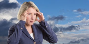 Viele Menschen leiden bei einem Wetterwechsel unter Kopfschmerzen oder anderen körperlichen Beschwerden. (Bild: agenturfotografin/fotolia.com)