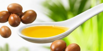 Öl aus Argannüssen ist ein hervorragender Feuchtigkeitsspender bei sehr trockener Haut. (Bild: cut/stock.adobe.com)