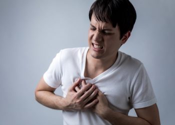 Mann fasst sich an den schmerzenden Brustkorb