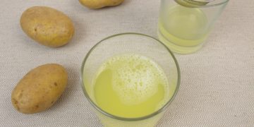 Kartoffelsaft ist ein bewährtes Hausmittel bei unterschiedlichsten Beschwerden, das relativ einfach hergestellt werden kann. (Bild: Heike Rau/fotolia.com)