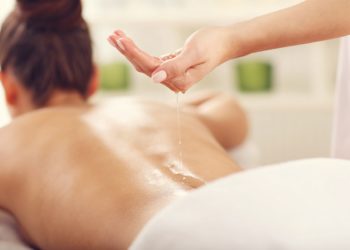 Pflanzliche Körperöle enthalten viele wertvolle Inhaltsstoffe und lassen sich leicht auf der Haut verteilen. (Bild: Kalim/fotolia.com)
