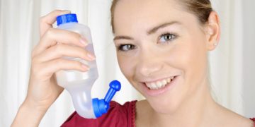 Nasenspülungen sind ein vielach bewährtes Hausmittel, das auch gegen eine verstopfte Nase hilft. (Bild: Dan Race/stock.adobe.com)