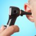 Mithilfe des Otoskops untersucht der Ohrenarzt  den äußeren Gehörgang und das Trommelfell. (Bild: Henrik Dolle/fotolia.com)
