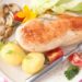 Wichtig ist darmfreundliche Kost mit fettarmem Fleisch oder Fisch, milden Beilagen und gedünstetem Gemüse. (Bild: rainbow33/fotolia.com)