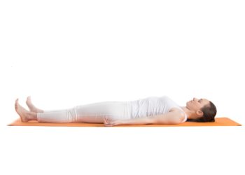 Die Rollkur ist inbesondere bei Magen-Darm-Beschwerden ein vielfach bewährtes Hausmittel. Sie beginnt stets in der Rückenlage. (Bild: fizkes/fotolia.com)