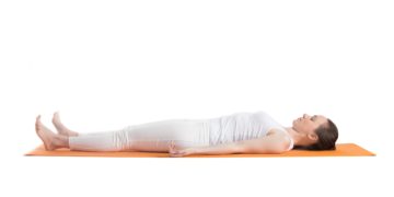 Die Rollkur ist inbesondere bei Magen-Darm-Beschwerden ein vielfach bewährtes Hausmittel. Sie beginnt stets in der Rückenlage. (Bild: fizkes/fotolia.com)