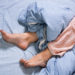 Wer am Restless Legs Syndrom (RLS) leidet, kommt nachts oft kaum zur Ruhe. Durch die richtige Behandlung können die Schlafprobleme durch unruhige Beine aber häufig reduziert werden. (Bild: juniart/fotolia.com)