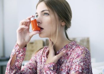 Bei Asthma-Patienten treten die Atembeschwerden anfallsartig und häufig auch nachts auf. (Bild: RFBSIP/fotolia.com)