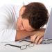 Junger Mann ist am Schreibtisch eingeschlafen, mögl. Ursache kann ein Erschöpfungssyndrom sein.(Bild: Kaesler Media/fotolia.de)