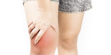 Eine Schleimbeutelentzündung am Knie kann eine starke, schmerzhafte Schwellung verursachen. (Bild: TANABOON/fotolia.com)