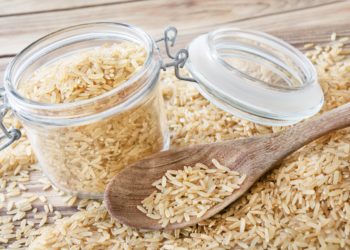 Die Drogeriekette dm ruft den Artikel „dmBio Langkorn Reis Natur“ wegen erhöhten erhöhte Aflatoxin-Gehalten zurück. Diese Schimmelpilzgifte können die Gesundheit beeinträchtigen. (Bild: Pixelot/fotolia.com)