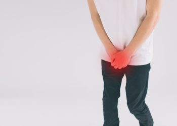 Mögliche Auslöser der Unterleibsschmerzen, die ausschließlich Männer betreffen, sind unter anderem Entzündungen der Hoden, eine Hodentorsion oder auch Erkrankungen der Prostata. (Bild: estradaanton/fotolia.com)
