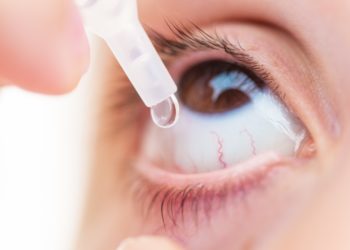 Augentropfen begleiten Patienten mit krankhaft verändertem Augeninnendruck meist ein Leben lang. (Bild: Stefano Garau/fotolia.com)