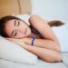 Regelmäßiger und ausreichender Schlaf ist besonders wichtig, damit sich die Augen währenddessen erholen können. (Bild: F8studio/fotolia.com)
