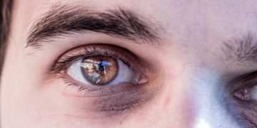 Einer Studie zufolge sind Menschen mit dunkleren Augen im Vergleich zu Personen mit hellen Augen anfälliger für Winterdepressionen. (Bild: Patrick Daxenbichler/fotolia.com)