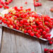 Viele Menschen bringen Johannisbeeren mit kalorienreichen Süßspeisen wie Kuchen in Verbindung. Doch die leckeren Früchte eignen sich aufgrund ihrer Inhaltsstoffe auch gut zum Abnehmen. (Bild: okrasyuk/fotolia.com)