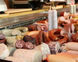 Verschiedene Wurstprodukte in der Fleischtheke