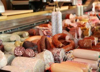 Verschiedene Wurstprodukte in der Fleischtheke