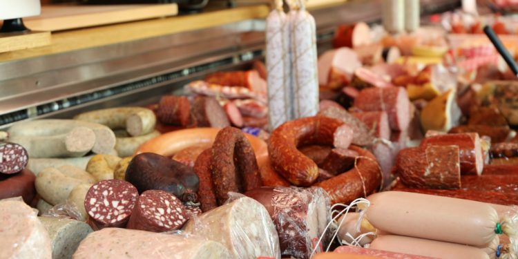 Verschiedene Wurstprodukte in der Fleischtheke