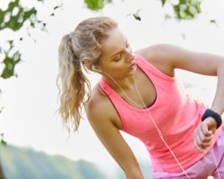 Junge Frau schaut auf ihre Smartwatch