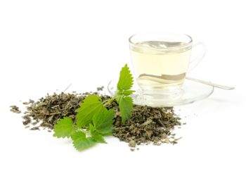 Entwässerungstee kann gegen überschüssige Wassereinlagerungen helfen und Abnehmerfolge kurzfristig unterstützen (Bild: womue/fotolia.com)