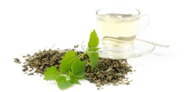 Entwässerungstee kann gegen überschüssige Wassereinlagerungen helfen und Abnehmerfolge kurzfristig unterstützen (Bild: womue/fotolia.com)