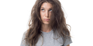 Frau mit zerzausten Haaren