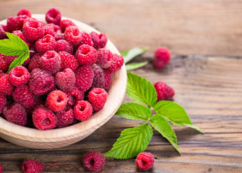 Am besten schmecken Himbeeren pur. Die leckeren Früchte lassen sich aber auch zu Köstlichkeiten wie Obstkuchen, Marmeladen und Säften verarbeiten. Himbeeren sind reich an wichtigen Vitaminen und Mineralstoffen und arm an Kalorien. (Bild: pilipphoto/fotolia.com)