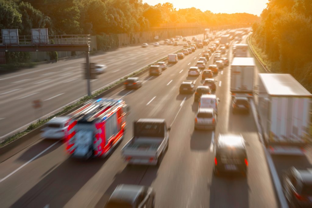 Rettungsgasse auf der Autobahn mit Feuerwehrauto