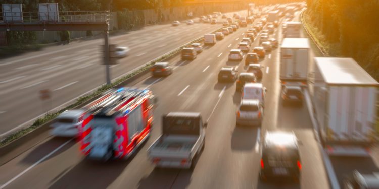 Rettungsgasse auf der Autobahn mit Feuerwehrauto