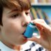 Asthmatiker müssen immer ihr Asthmaspray dabei haben, da bei akuter asthmatischer Atemnot Lebensgefahr droht. (BILD:  highwaystarz/Fotolia.com)