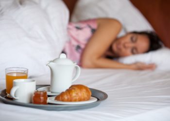 Im Schlaf Gewicht verlieren klingt verlockend. Die Abnehm-Strategie folgt allerdings gewissen Richtlinien, die eingehalten werden müssen, damit es mit dem Schlankwerden klappt. (Bild: Cara-Foto/fotolia.com)