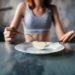 Anorexia nervosa ist die häufigste Essstörung, oft mit lebensbedrohlichen Folgen einer Unterernährung.(Bild: Nomad_Soul/fotolia.com)