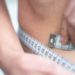 Die panische Angst an Gewicht zuzunehmen, treibt die an Magersucht Erkrankten in einen regelrechten Kontrollwahn über ihr Körpergewicht. (Bild: Ralf Geithe/fotolia.com)