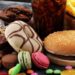 Bei einem einzigen Essanfall kann die Kalorienaufnahme bis zu 10.000 Kalorien betragen. Insbesondere Süßigkeiten und fettreiche Nahrungsmittel werden bei solch einem Anfall innerhalb kürzester Zeit zu sich genommen. (Bild: beats_/fotolia.com)