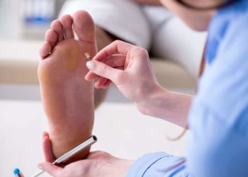 Bei einer sensomotorischen diabetischen Polyneuropathie zeigen sich zuerst Empfindungsstörungen an den Füssen und Beinen. (Bild: Elnur/fotolia.com)