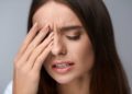 Die Sluder-Neuralgie ist eine mögliche Erklärung für wiederkehrende, relativ kurze Schmerzattacken im Bereich der Nase und Augen. (Bild: puhhha/fotolia.com)