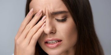 Die Sluder-Neuralgie ist eine mögliche Erklärung für wiederkehrende, relativ kurze Schmerzattacken im Bereich der Nase und Augen. (Bild: puhhha/fotolia.com)