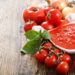 Frische Tomaten, Zwiebeln, Knoblauch und eine daraus zubereitete Tomatensoße