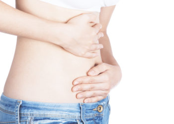 Ein kneifender Hosenbund, eine aufgetriebene Bauchdecke, Völlegefühl und allgemeines Unwohlsein – unangenehm ist es allemal, wenn sich zu viel Luft im Bauch angesammelt hat. Oftmals ist dies harmlos und normal, kann bei länger anhaltendem Auftreten aber auch auf ein Gesundheitsproblem hindeuten. (Bild: ALDECAstudio/fotolia.com)