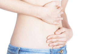 Ein kneifender Hosenbund, eine aufgetriebene Bauchdecke, Völlegefühl und allgemeines Unwohlsein – unangenehm ist es allemal, wenn sich zu viel Luft im Bauch angesammelt hat. Oftmals ist dies harmlos und normal, kann bei länger anhaltendem Auftreten aber auch auf ein Gesundheitsproblem hindeuten. (Bild: ALDECAstudio/fotolia.com)