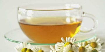 Auch die Naturheilkunde bietet einige Behandlungsstrategien, um gegen Blähungen vorzugehen. Entkrampfend und entblähend wirkt zum Beispiel der Verzehr von Kamillen- oder Fencheltee. (Bild: Gehkah/fotolia.com)