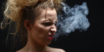 Der sprichwörtliche Raucherhusten rührt daher, dass der Körper versucht, die Giftstoffe in den Zigaretten loszuwerden. Diese reizen Bronchien wie Schleimhäute und betäuben die Flimmerhärchen. (Bild: tugolukof/stock.adobe.com)