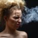 Der sprichwörtliche Raucherhusten rührt daher, dass der Körper versucht, die Giftstoffe in den Zigaretten loszuwerden. Diese reizen Bronchien wie Schleimhäute und betäuben die Flimmerhärchen. (Bild: tugolukof/fotolia.com)