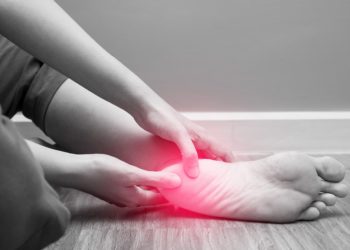 Gelengentliche Fußsohlenschmerzen nach anstrengenden Tagen sind normal und den meisten Menschen bekannt. Leiden Betroffene jedoch regelmäßig und ohne erkennbaren Grund unter solchen Schmerzen, kann eine therapiebedürftige Erkrankung die Ursache sein. (Bild: catinsyrup/stock.adobe.com)