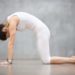 Dieses Yoga Asana heißt Marjaryasana, auch Katzenstellung genannt. Sie kann wunderbar mit der Kuhstellung (Bitilasana) kombiniert werden. (Bild: fizkes/fotolia.com)