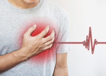 Hauptsymptom der koronaren Herzkrankheit ist die Angina pectoris, eine anfallsartige Brustenge mit Brustschmerzen die auch ausstrahlen können. (Bild: sasinparaksa/fotolia.com)