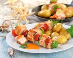 Ein gedeckter Tisch mit mediterranem Essen