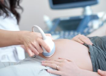 Die neue Strahlenschutzverordnung sieht vor, den Einsatz von Ultraschall in der Schwangerschaft einzuschränken. Gefährlich für das Ungeboren sind solche Untersuchungen aber nicht, erklären Experten. (Bild: serhiibobyk/fotolia.com)