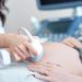 Die neue Strahlenschutzverordnung sieht vor, den Einsatz von Ultraschall in der Schwangerschaft einzuschränken. Gefährlich für das Ungeboren sind solche Untersuchungen aber nicht, erklären Experten. (Bild: serhiibobyk/fotolia.com)